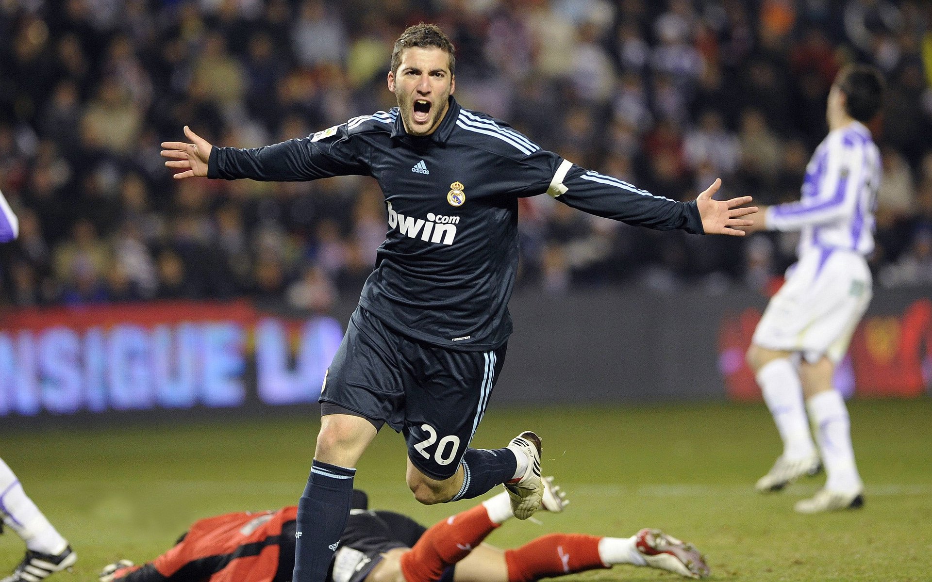 迪亚斯一锤定音，威尔士风暴席卷拜仁—一场定义赛季的战术革命